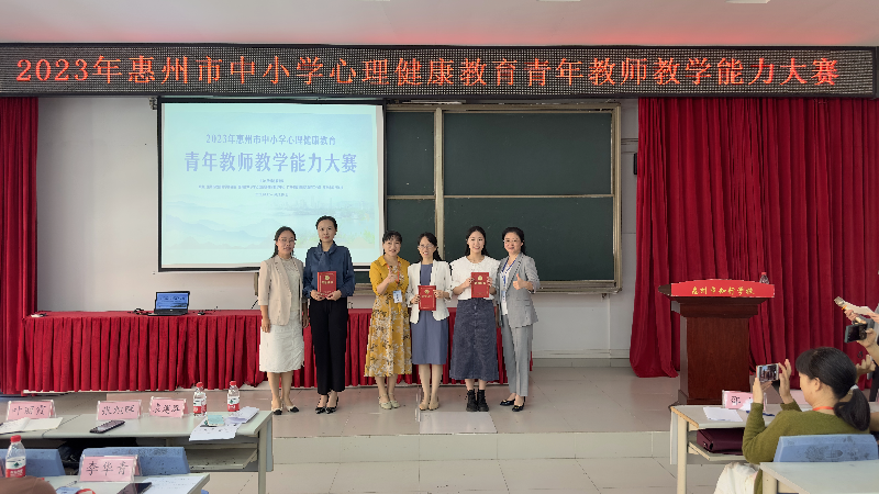 一等奖获奖选手与颁奖嘉宾.jpg